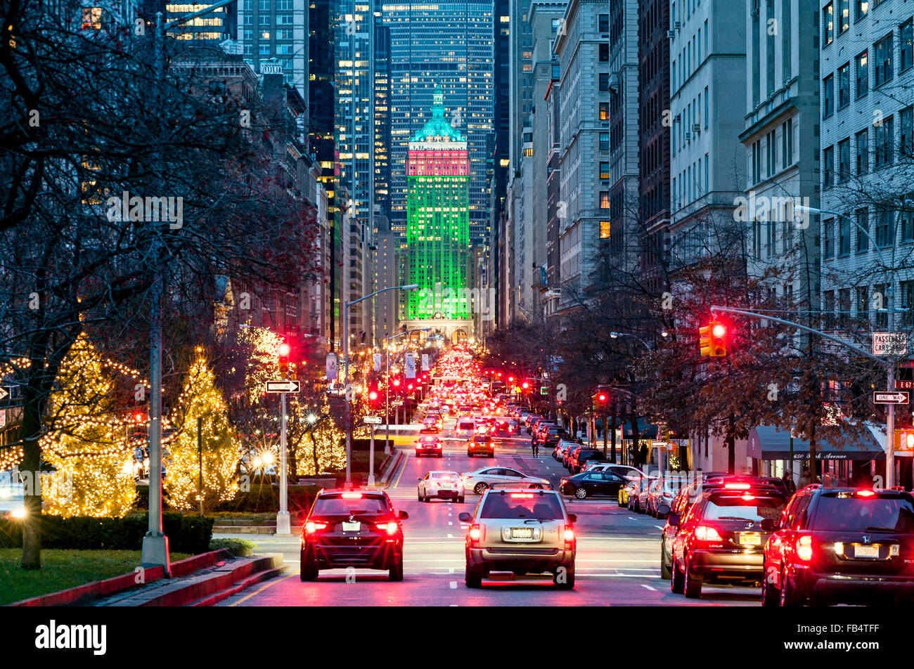 Navidad en Nueva York las calles de Nueva York Park Avenue en Nueva York el tráfico de árboles de Navidad Adornos de Navidad Foto de stock