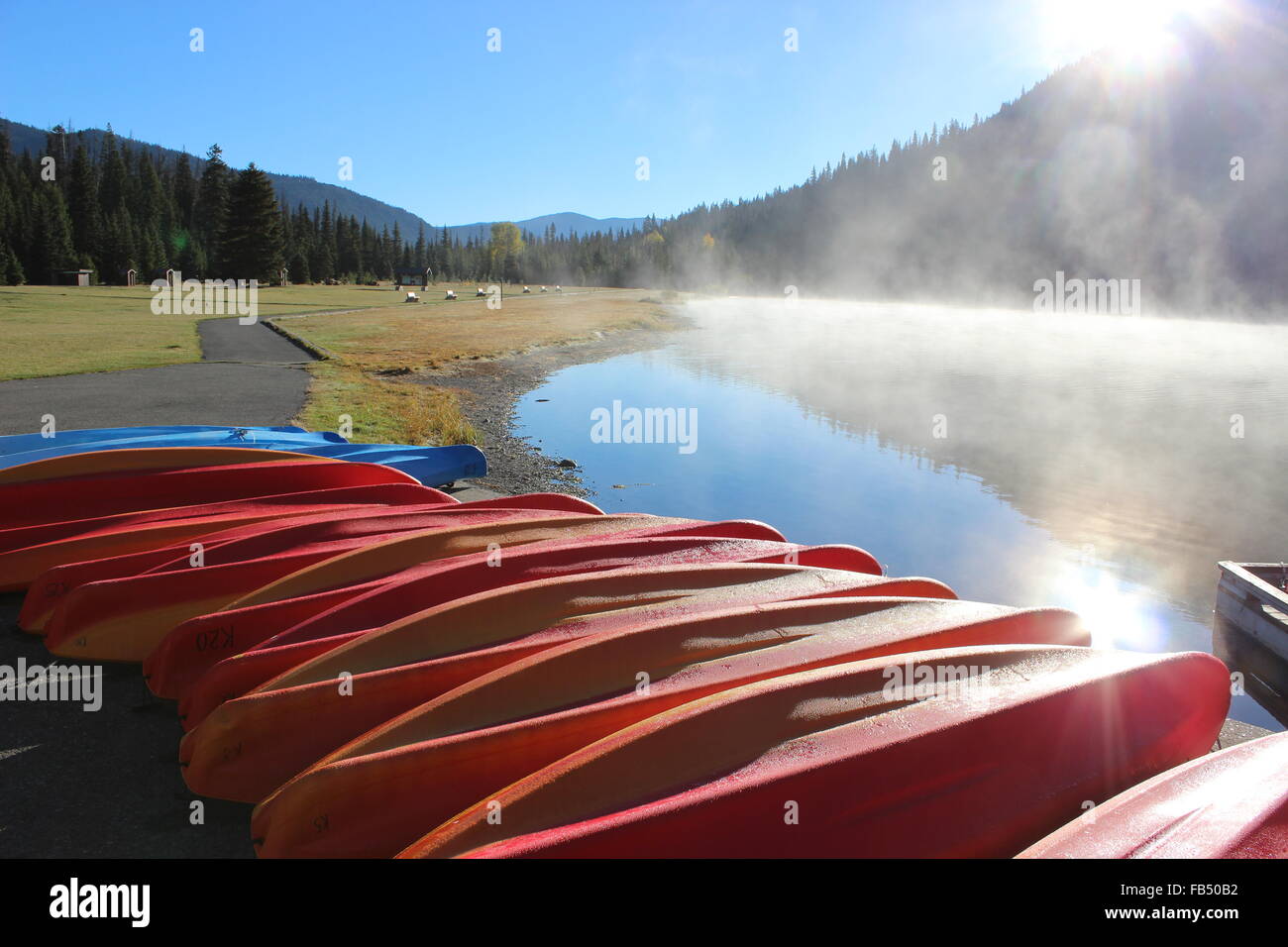 Temprano en la mañana paseo en canoa en el lago Foto de stock