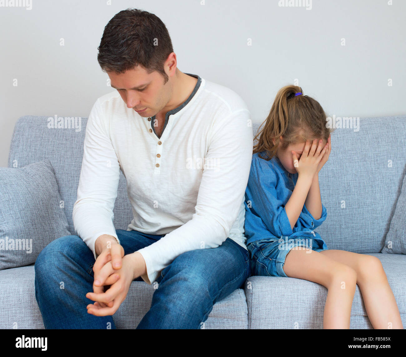 Padre e hija están en disputa. Foto de stock