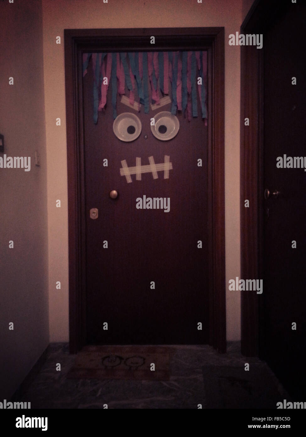 El monstruo en la puerta esperando frends para la noche de Halloween  Fotografía de stock - Alamy