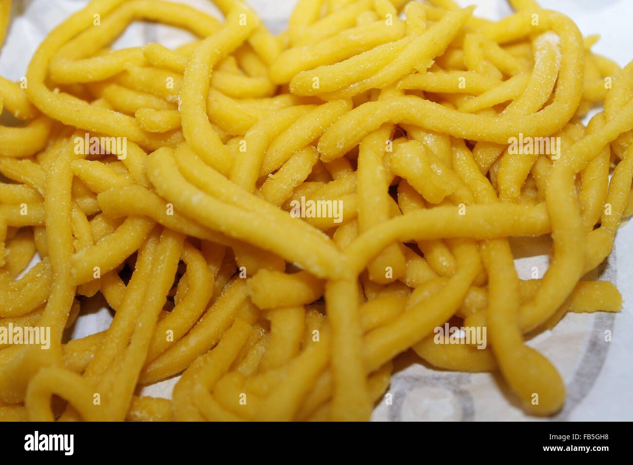 https://c8.alamy.com/compes/fb5gh8/pasta-fresca-de-cerca-y-de-textura-de-fideos-caseros-fb5gh8.jpg