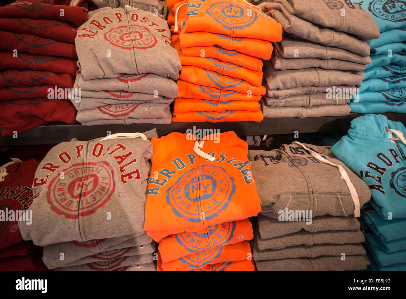 El logotipo de la marca Aeropostale mercancía en su tienda de Times Square  en Nueva York el martes, 5 de enero de 2016. (© Richard B. Levine  Fotografía de stock - Alamy