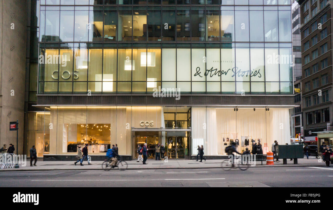 Las marcas de H&M, cos y otras historias y compartir el espacio de una  antigua tienda de H&M en Nueva York el viernes, 8 de enero de 2016. (©  Richard B. Levine