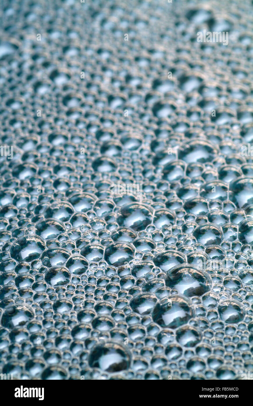 Burbujas de aire en la superficie del agua Foto de stock