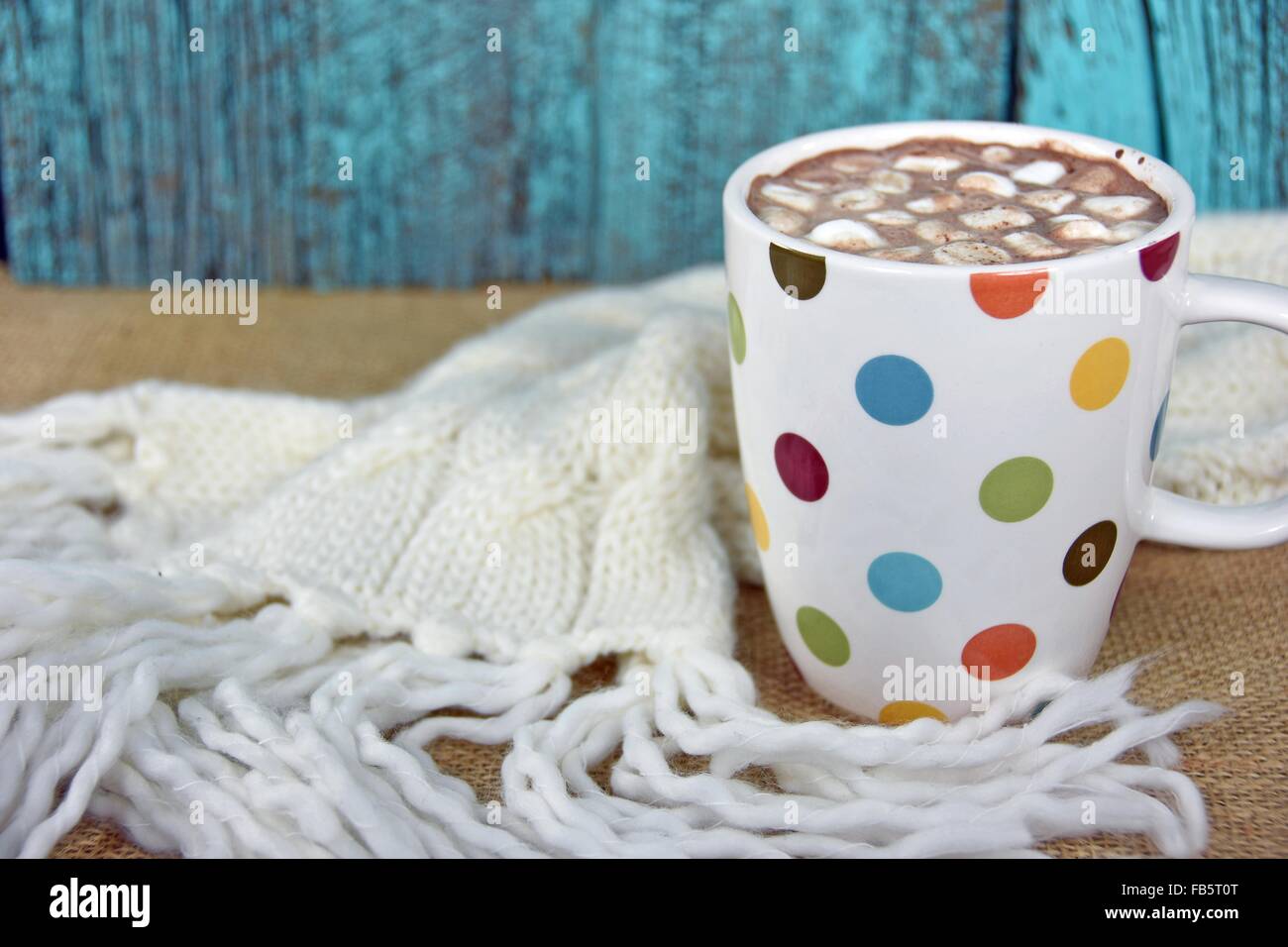 Los malvaviscos en la bebida de chocolate caliente con bufanda de invierno sobre Arpillera Foto de stock