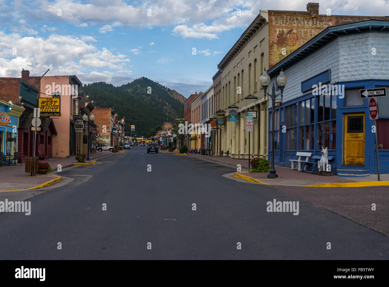 Calle en una pequeña ciudad en Colorado en la madrugada Foto de stock