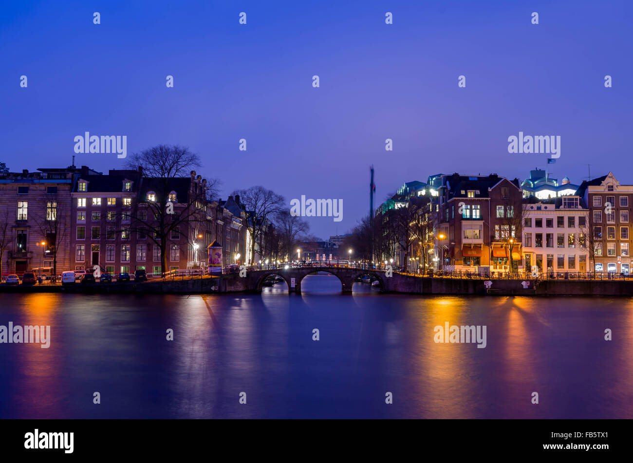Canal de Amsterdam, puentes y edificios en las noches de invierno Foto de stock