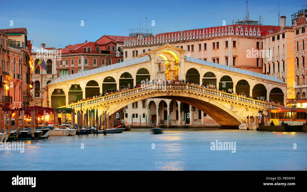 Puente de Rialto en el Canal Grande, por la noche, la ciudad de Venecia, Italia, la UNESCO Foto de stock
