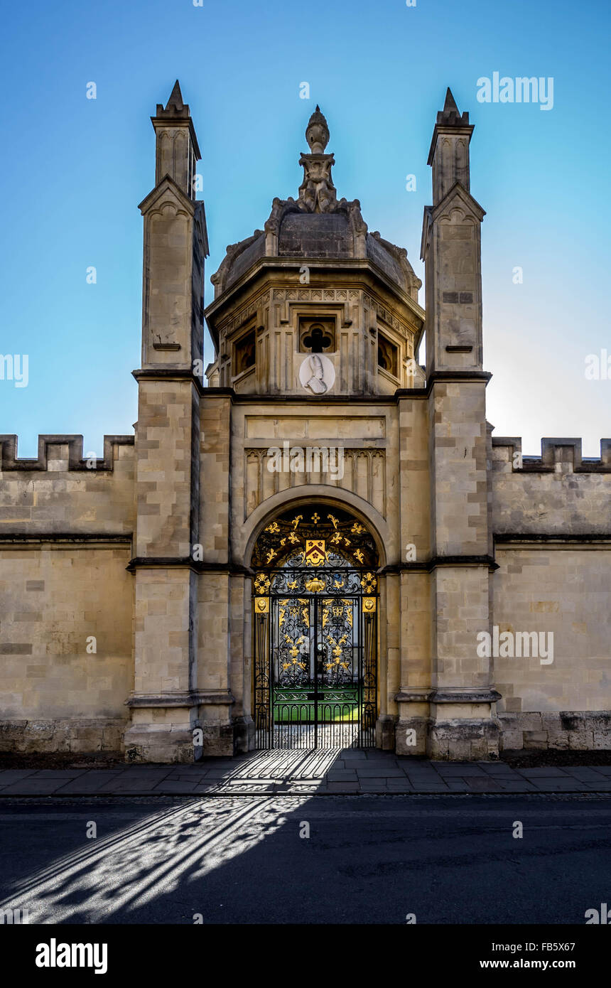Puerta de college en la Universidad de Oxford en la luz del sol Foto de stock