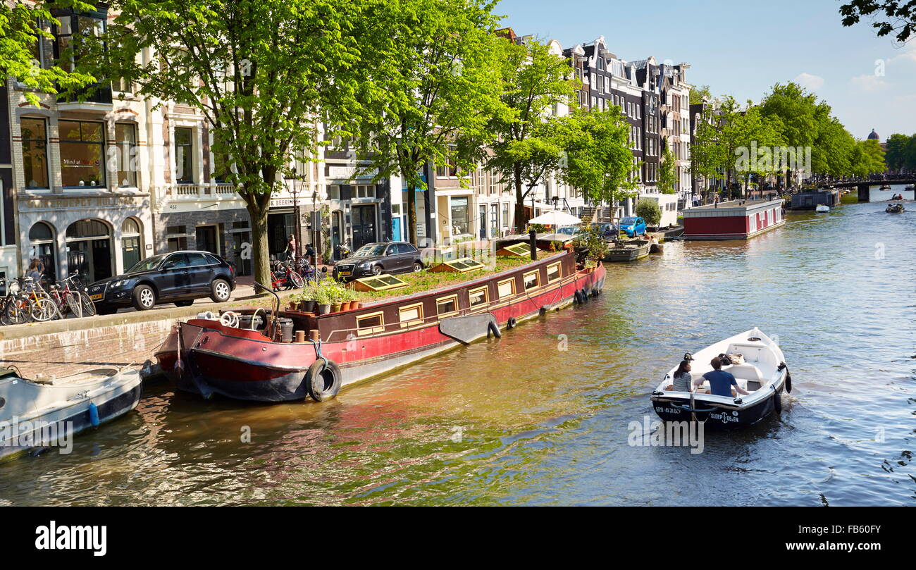 Amsterdam, casas flotantes, barcazas en los canales de Ámsterdam, Países Bajos - Holanda Foto de stock