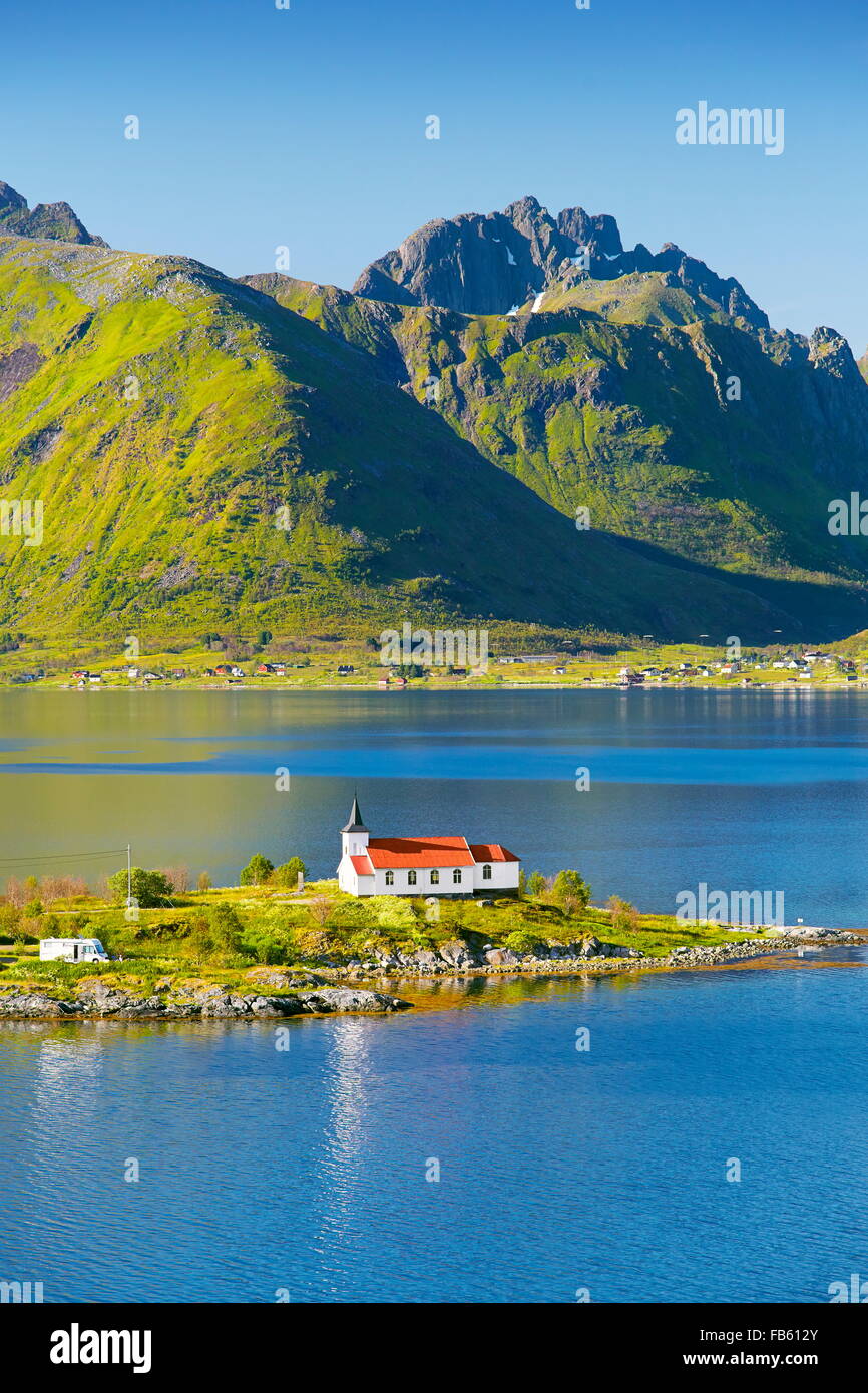 Iglesia roja sobre Austnesfjord, Islas Lofoten, Noruega Foto de stock