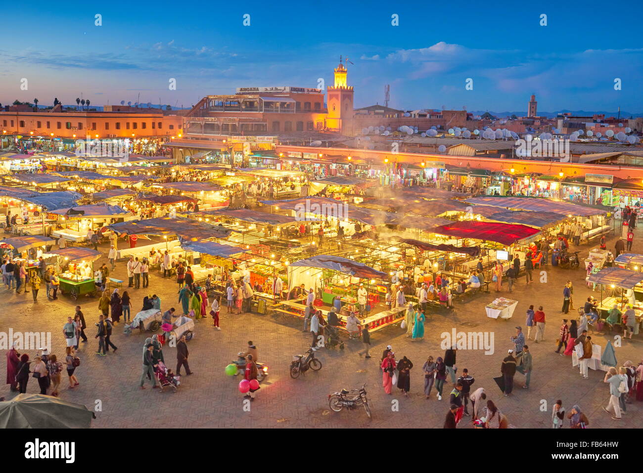 La Medina de Marrakech, la plaza Jemaa el Fna, en la noche, Marruecos