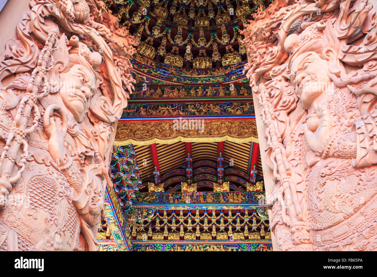 Talla de madera de la puerta del templo budista en lugares públicos de culto budista Foto de stock