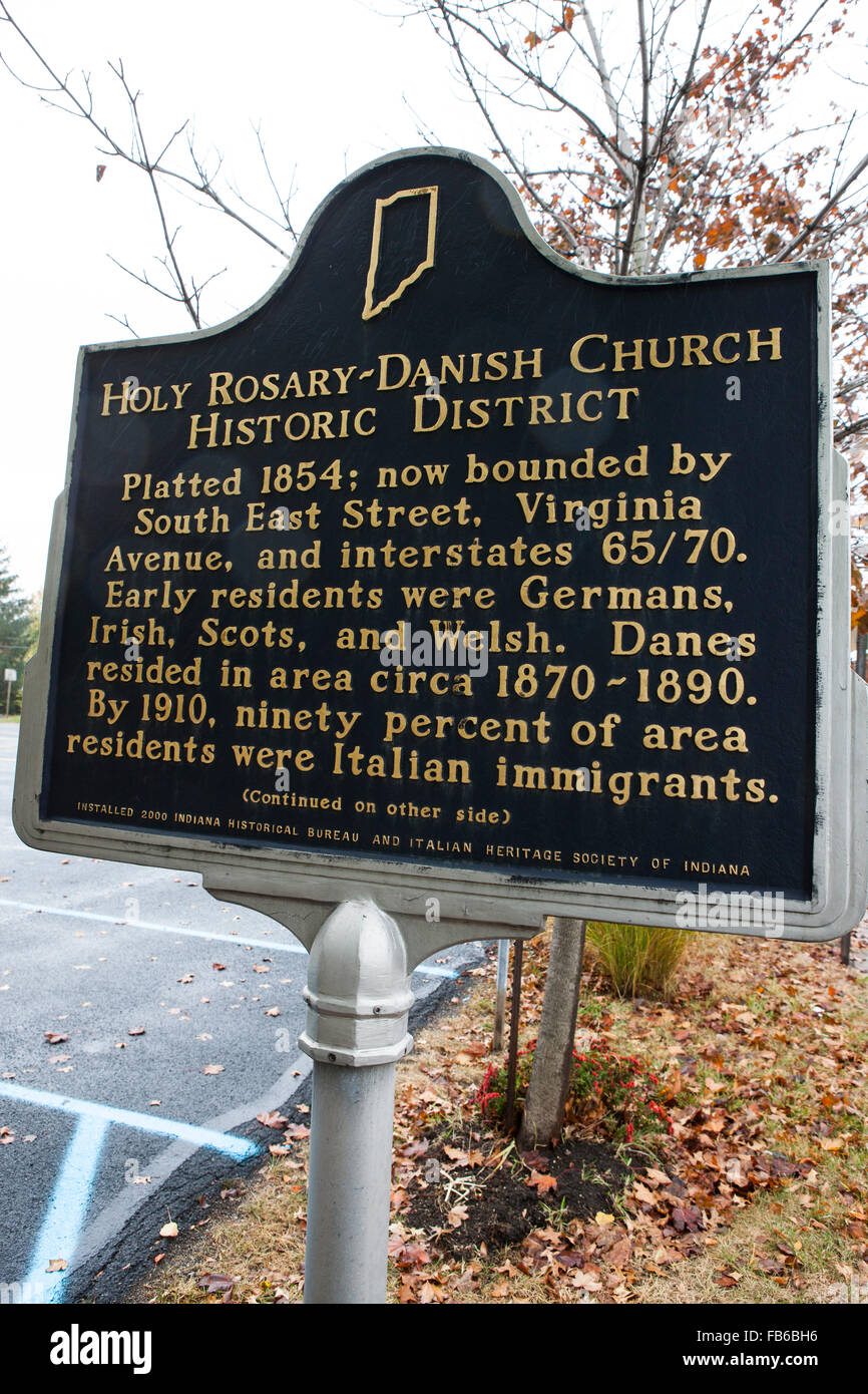 Santo Rosario-iglesia danesa DISTRITO HISTÓRICO chapado en 1854; ahora delimitada por South East Street, Virginia Avenue, y las carreteras interestatales 65/70. Los primeros residentes fueron Alemanes, irlandeses, escoceses y galeses. Los daneses residía en la zona circa 1870-1890. En 1910, el 90 por ciento de los habitantes de la zona fueron inmigrantes italianos. (Continúa en el otro lado) instalado 2000 Indiana Mesa y Patrimonio Histórico de la Sociedad Italiana de Indiana Foto de stock