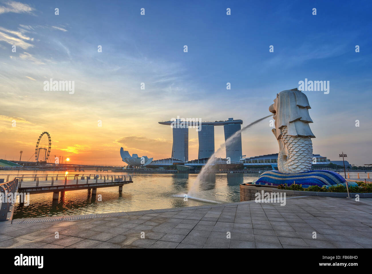 Amanecer en vistas del horizonte de la ciudad de Singapur en Marina Bay Foto de stock