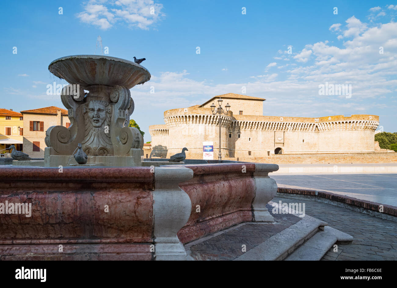 Italia, región de Marche, Senigallia, el fountaon de patos con la Rocca Roveresca en el fondo Foto de stock