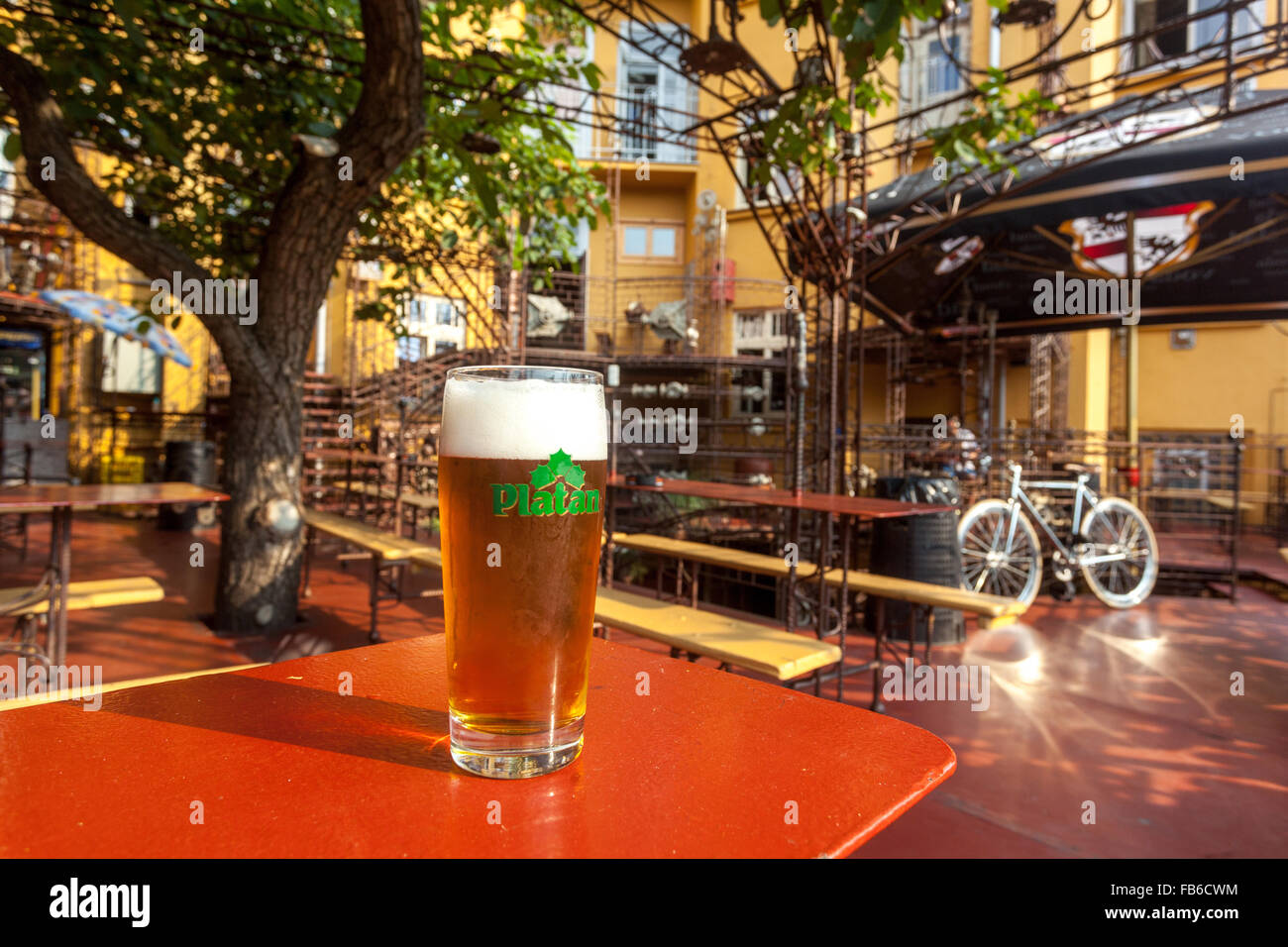 Prague Cross Club, club de música favorito, un restaurante al aire libre, cerveza checa Platan en una mesa, Holesovice, Praga, jardín del pub de bicicletas de la República Checa Foto de stock