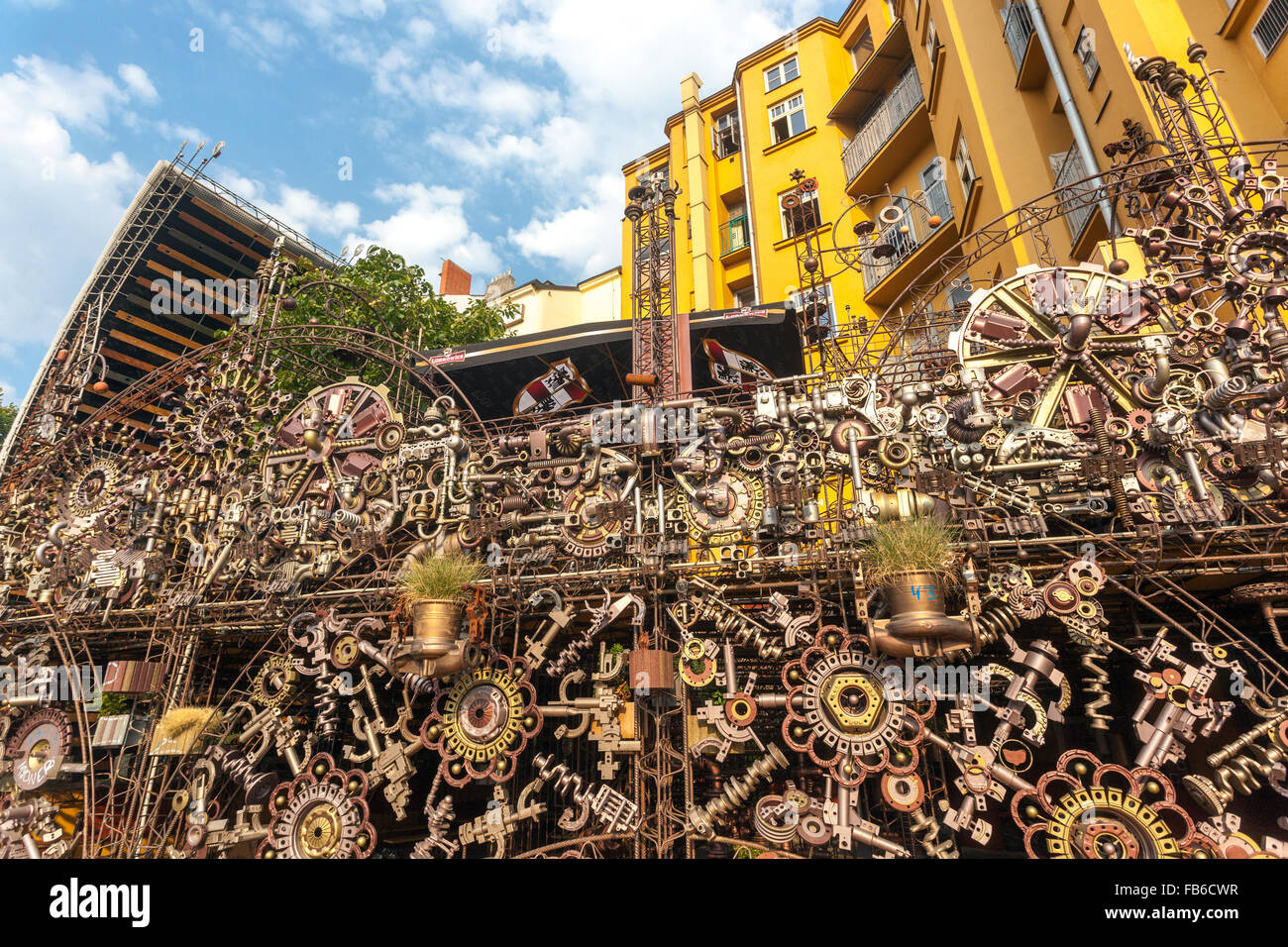 Cross Club, club de música favorito, restaurantes al aire libre, estilo de arte industrial. Holesovice, Praga, República Checa Escultura industrial al aire libre Foto de stock