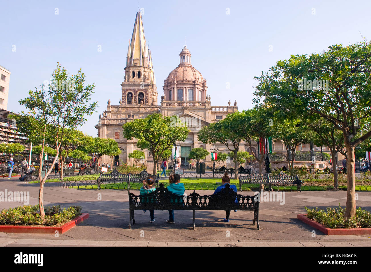 La gente descansando en la plaza (plaza) cerca de la Metropolitana Caatedral (catedral) en Guadalajara, México Foto de stock