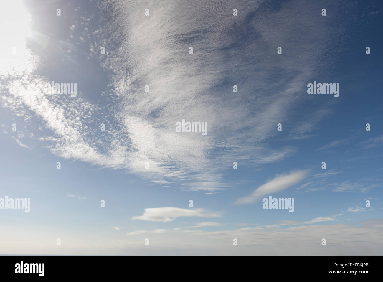 Una vista de nubes cirrus en un cielo azul claro Foto de stock
