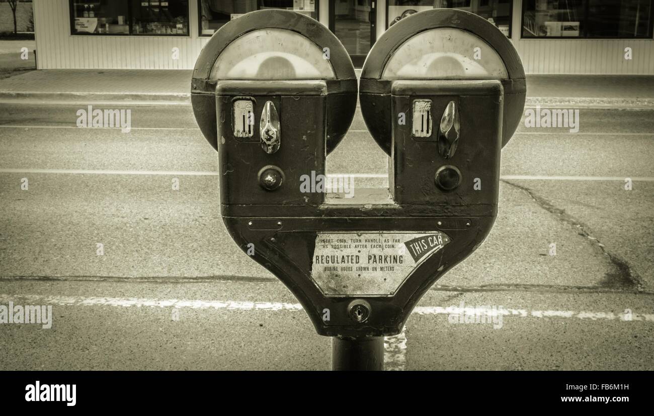 Pagar por aparcar. vintage parquímetro en un entorno urbano. Foto de stock