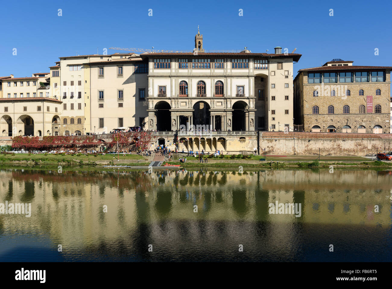 Florencia. Italia. Vista de la galería de los Uffizi y el Corredor Vasari frente al río Arno. Foto de stock
