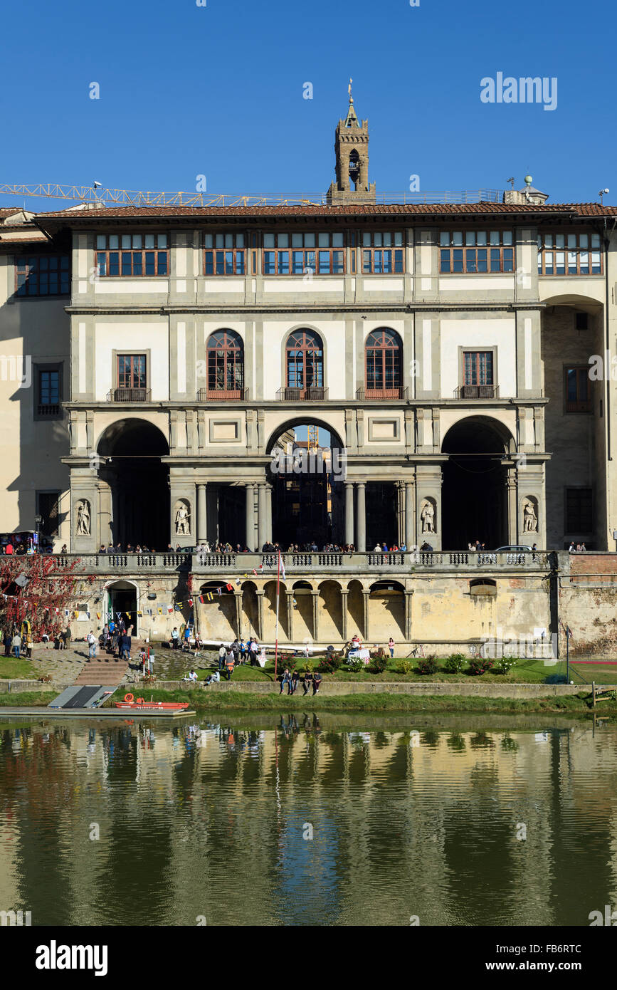 Florencia. Italia. Vista de la galería de los Uffizi frente al río Arno. Foto de stock