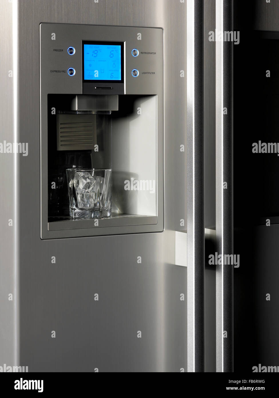 Refrigerador moderno con pantalla en el panel de control frontal y  dispensador de hielo con vidrio Fotografía de stock - Alamy