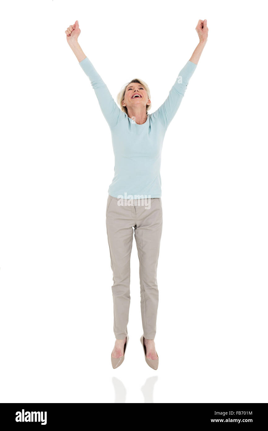 Mujer senior feliz saltando aislado en blanco Foto de stock