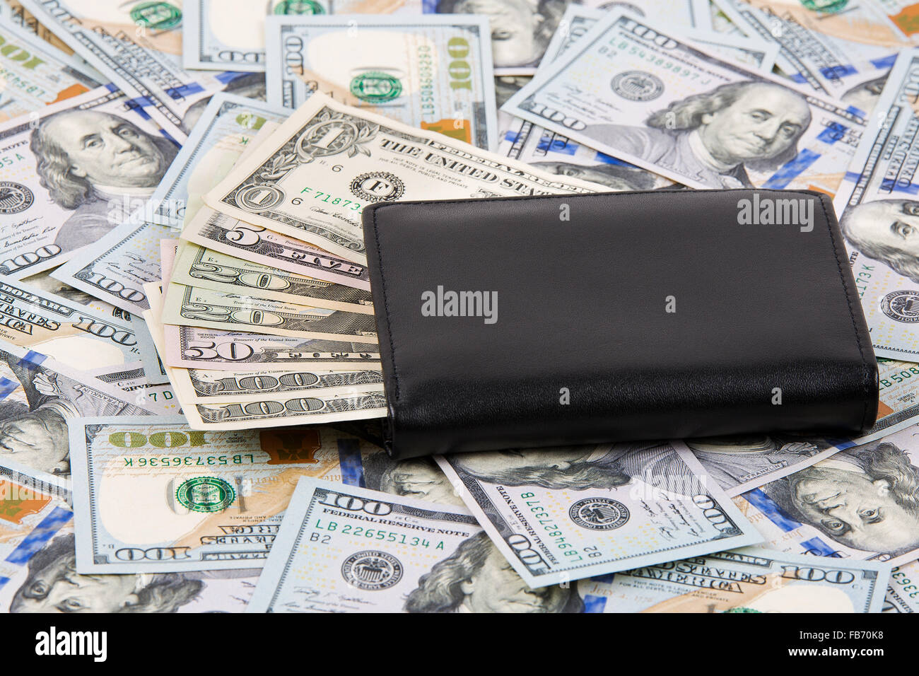 Estuche negro con dólares americanos Fotografía de stock - Alamy