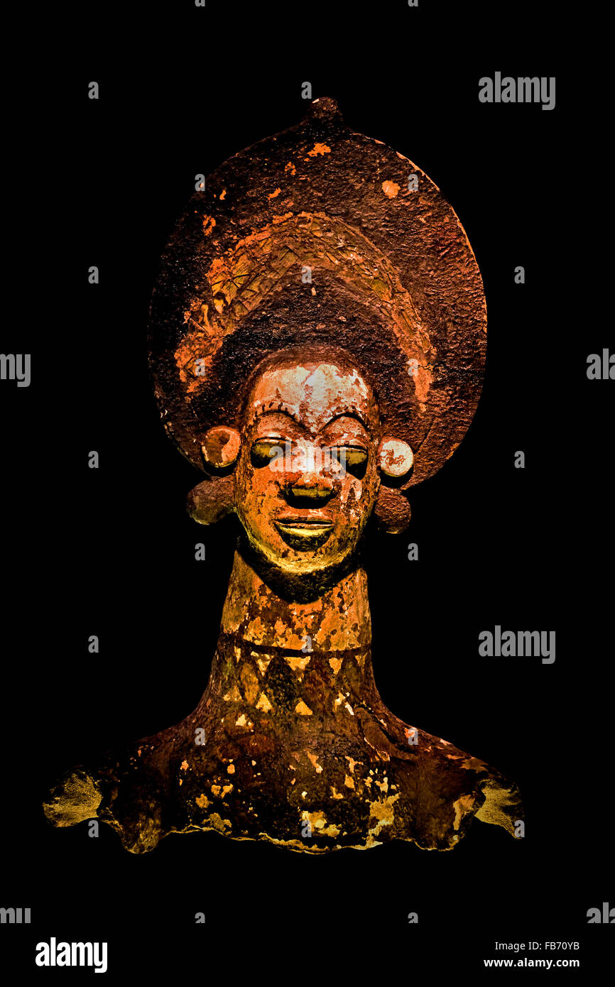 Busto de la diosa tierra Ala Siglo XX Ibo Nigeria barro secado al sol africano África policromada Foto de stock