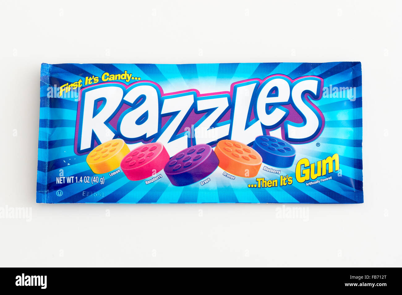 Un paquete de Razzles, un caramelo que una vez masticado, mezclas para transformar en goma de mascar. Foto de stock