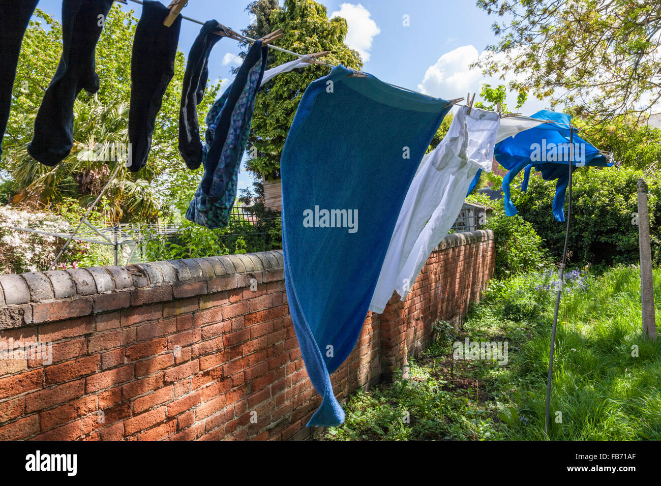 Un lavado de ropa de secado en línea en cálido viento, Inglaterra, Reino Unido. Foto de stock