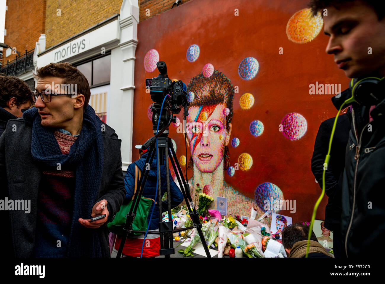 El 11 de enero, 2016 - Londres, Reino Unido - londinenses rindiendo homenaje a David Bowie en un mural a la estrella en Brixton, donde creció. Bowie muere hoy de cáncer a la edad de 69 años. (Crédito de la Imagen: © Velar Subvención a través de Zuma Wire) Foto de stock