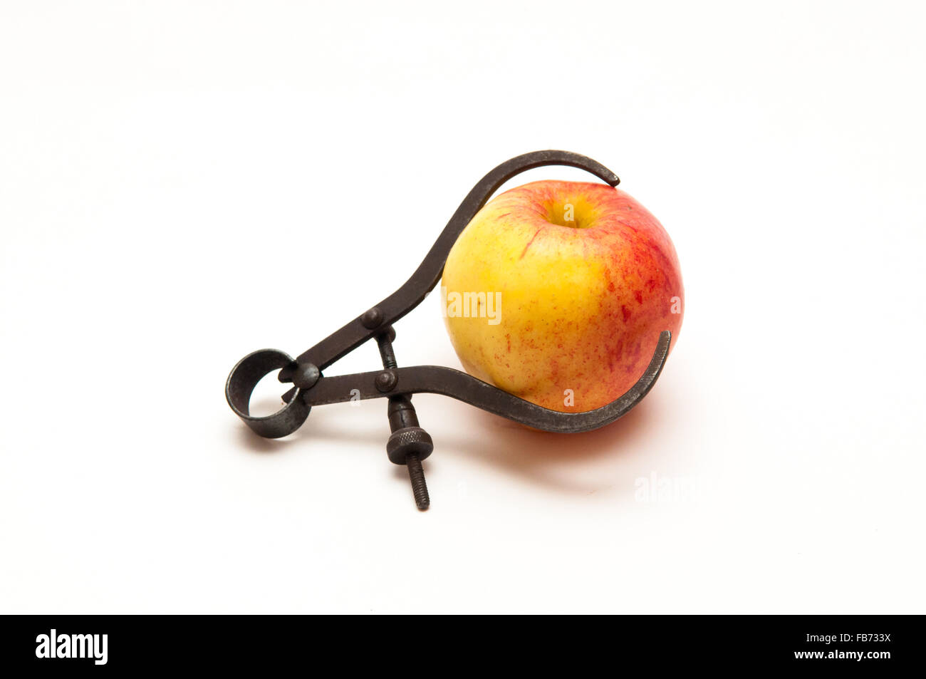 Manzana fresca que se miden para representar la pérdida de peso Foto de stock