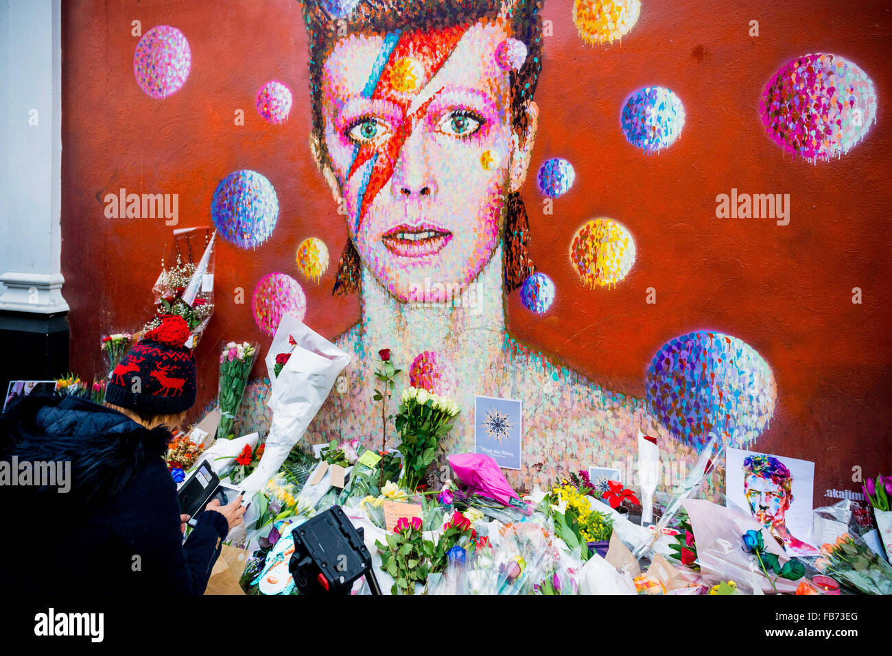 El 11 de enero, 2016 - Londres, Reino Unido - londinenses rindiendo homenaje a David Bowie en un mural a la estrella en Brixton, donde creció. Bowie muere hoy de cáncer a la edad de 69 años. (Crédito de la Imagen: © Velar Subvención a través de Zuma Wire) Foto de stock