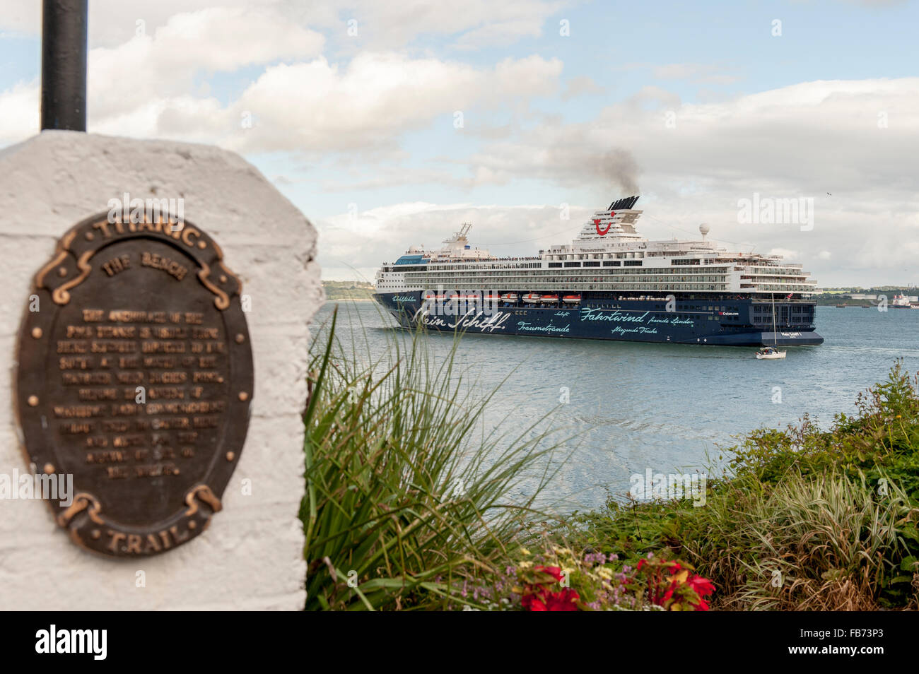 Crucero de lujo Mein Schiff pasa un Titanic Trail placa como ella navega desde Cobh, Irlanda el 27 de julio de 2015. Foto de stock