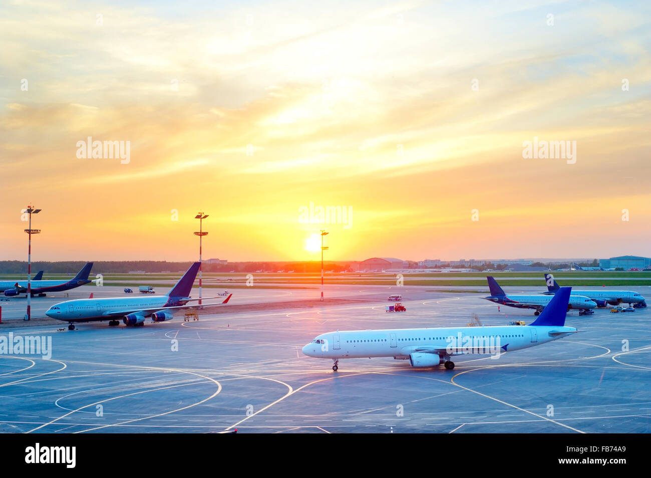 Vista de aviones en el aeropuerto en el hermoso atardecer Foto de stock
