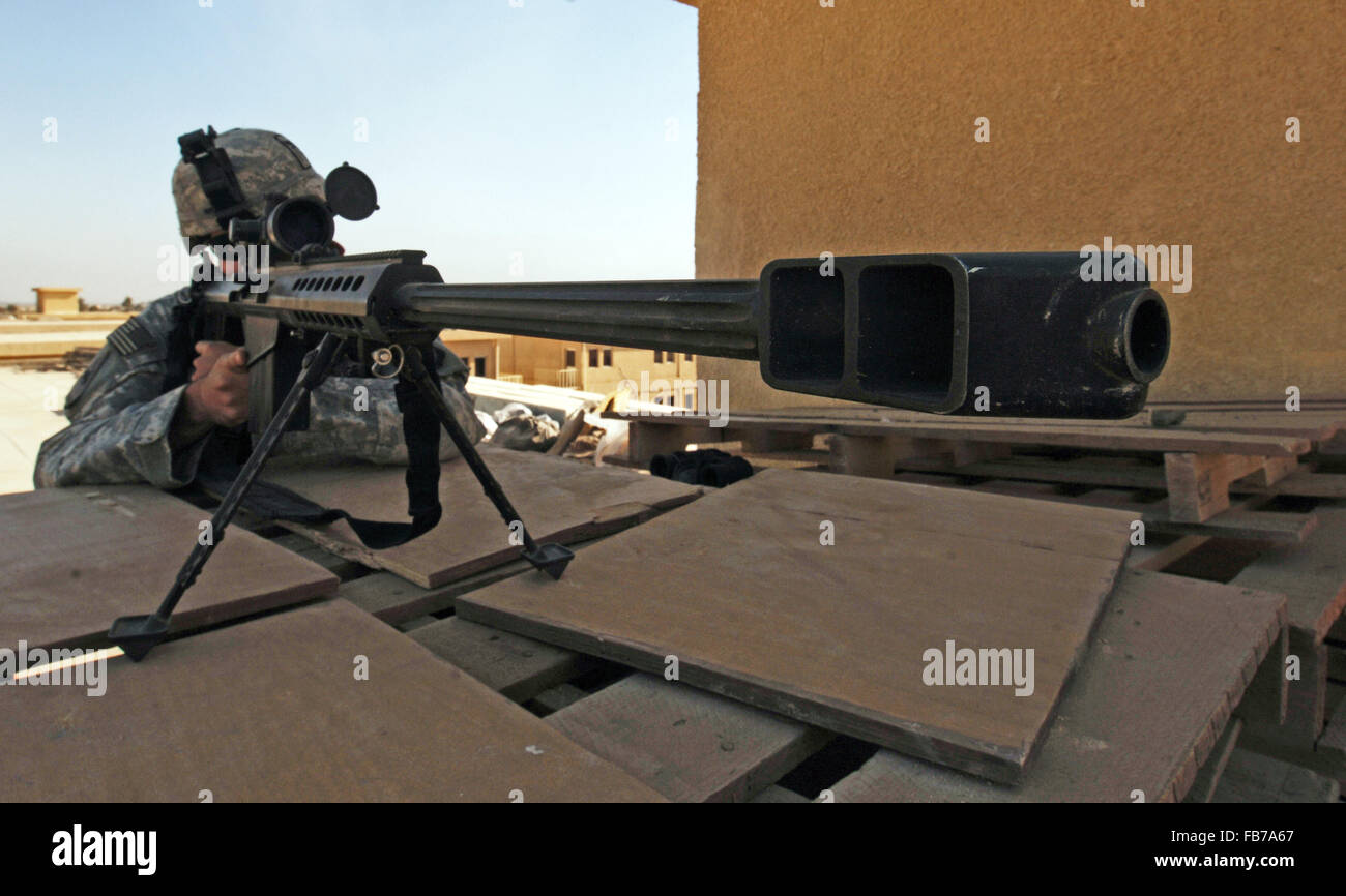 Sniper, calibre .50 rifle de francotirador, soldado apuntando un rifle de francotirador de calibre pesado Foto de stock