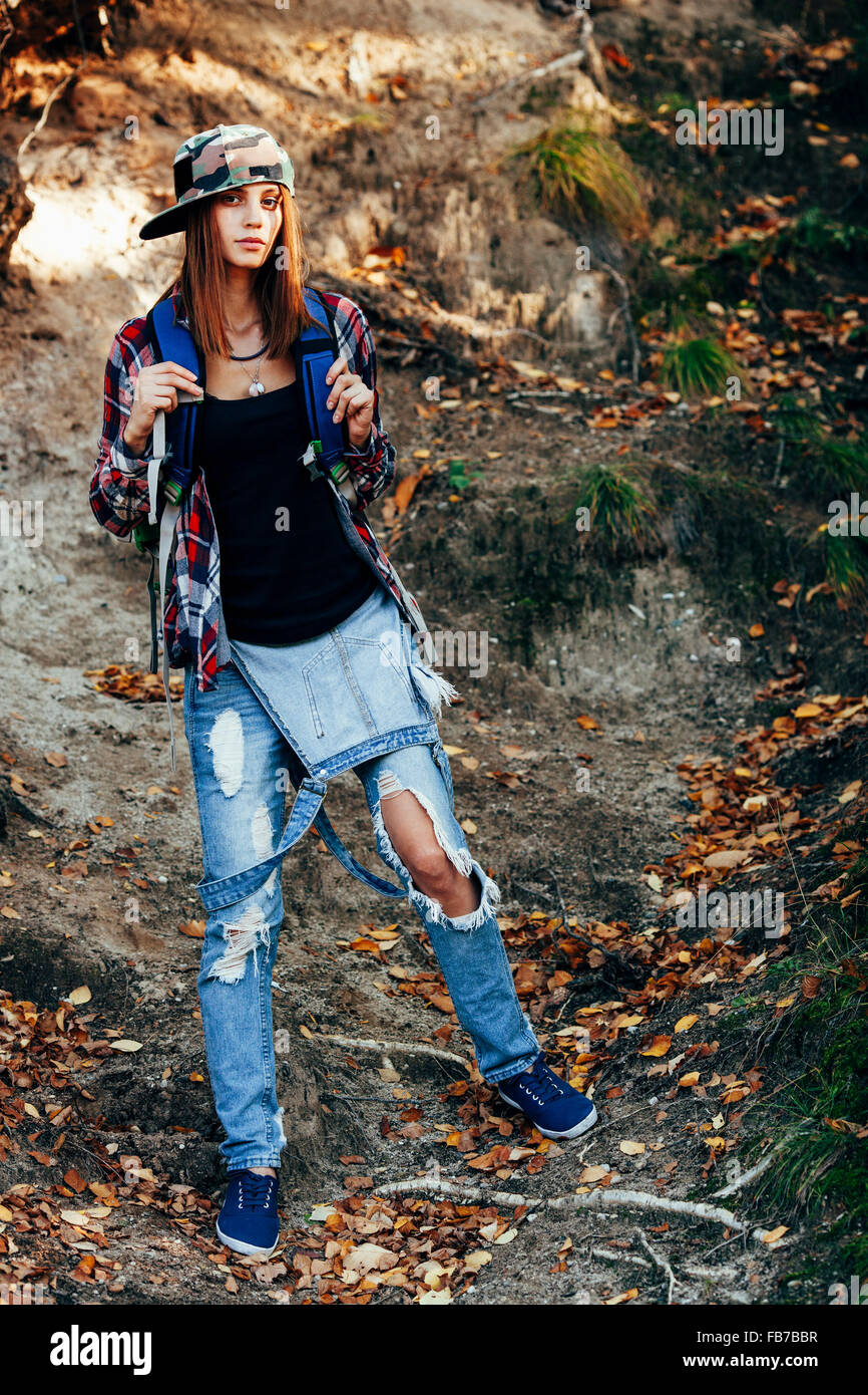 Longitud total retrato de moda joven vistiendo pantalones vaqueros rasgados  en bosque Fotografía de stock - Alamy