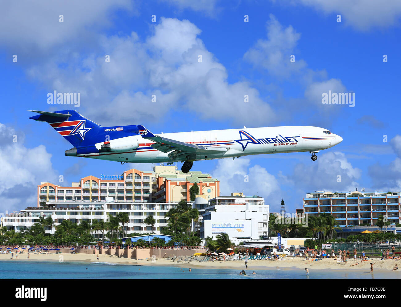 Un Boeing 727 de carga Amrijet bajos en Maho Beach llegar a Sint Maarten (SXM) en el Caribe Foto de stock
