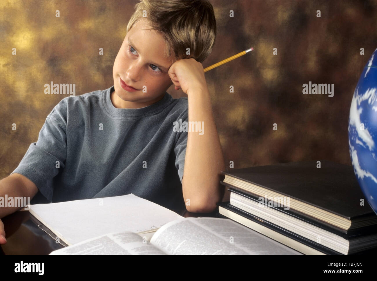Frustrado muchacho se niega a hacer la tarea Foto de stock