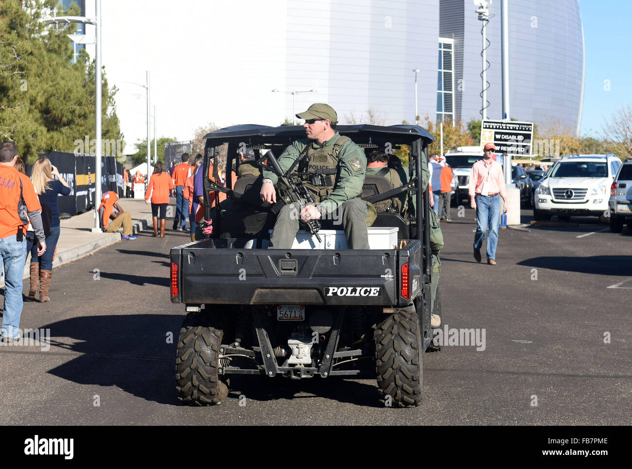 Glendale, Arizona, EE.UU.. 11 ene, 2016. Patrullas de seguridad armados] antes del College Football 2016 juego de campeonato nacional del playoff entre el Alabama Crimson Tide y el Tigre en Clemson University of Phoenix Stadium, en Glendale, Arizona. John Green/CSM/Alamy Live News Foto de stock