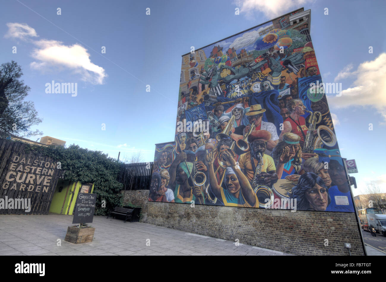 Dalston Mural de la paz. Arte urbano, Londres mural urbano Foto de stock