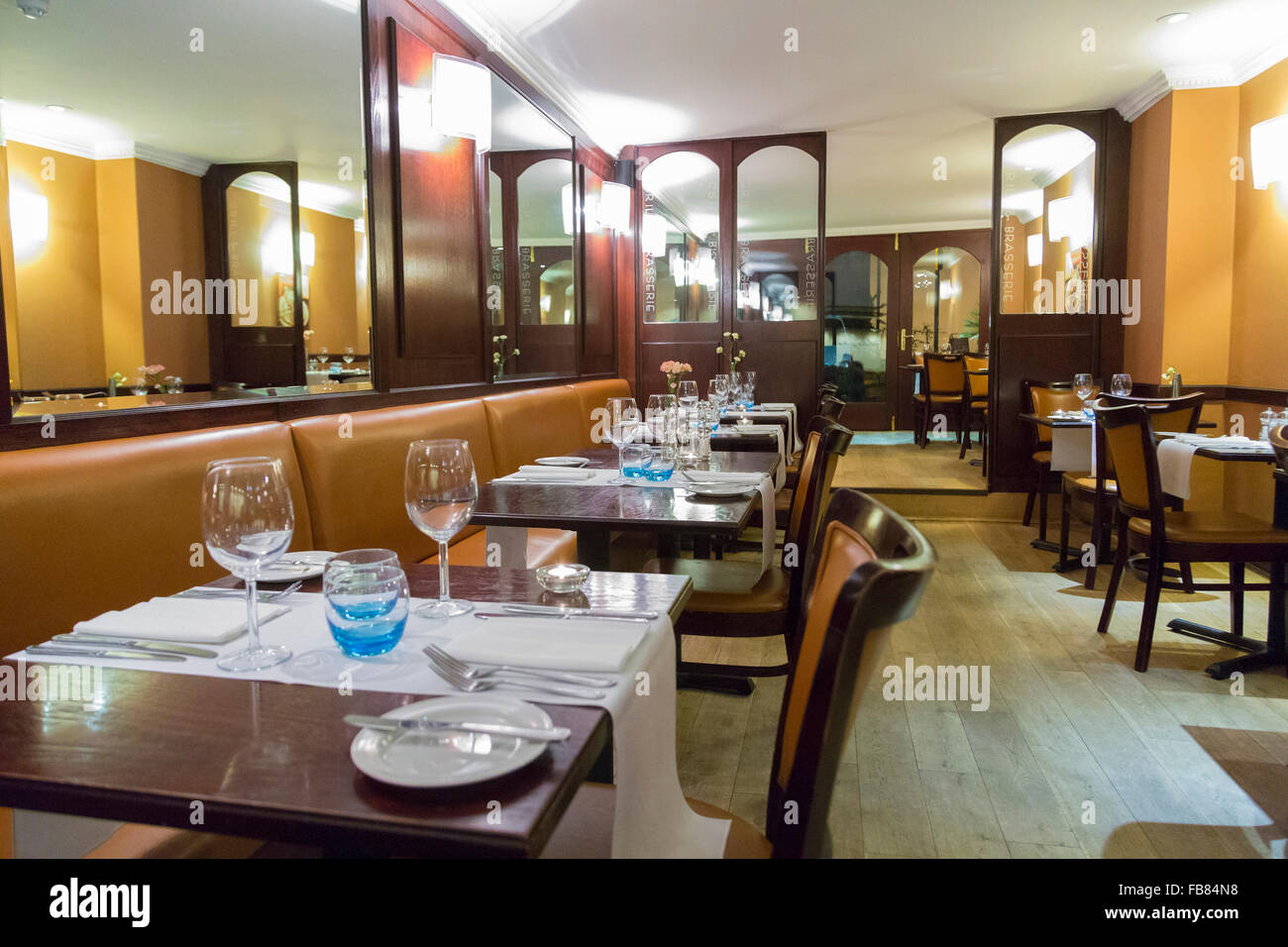 Las mesas del restaurante del hotel Foto de stock