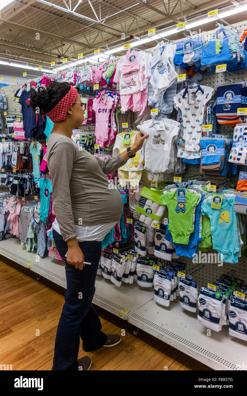 Mujer embarazada mirando ropa de bebé Tienda Walmart, Pasco, Estado de  Washington, EE.UU Fotografía de stock - Alamy