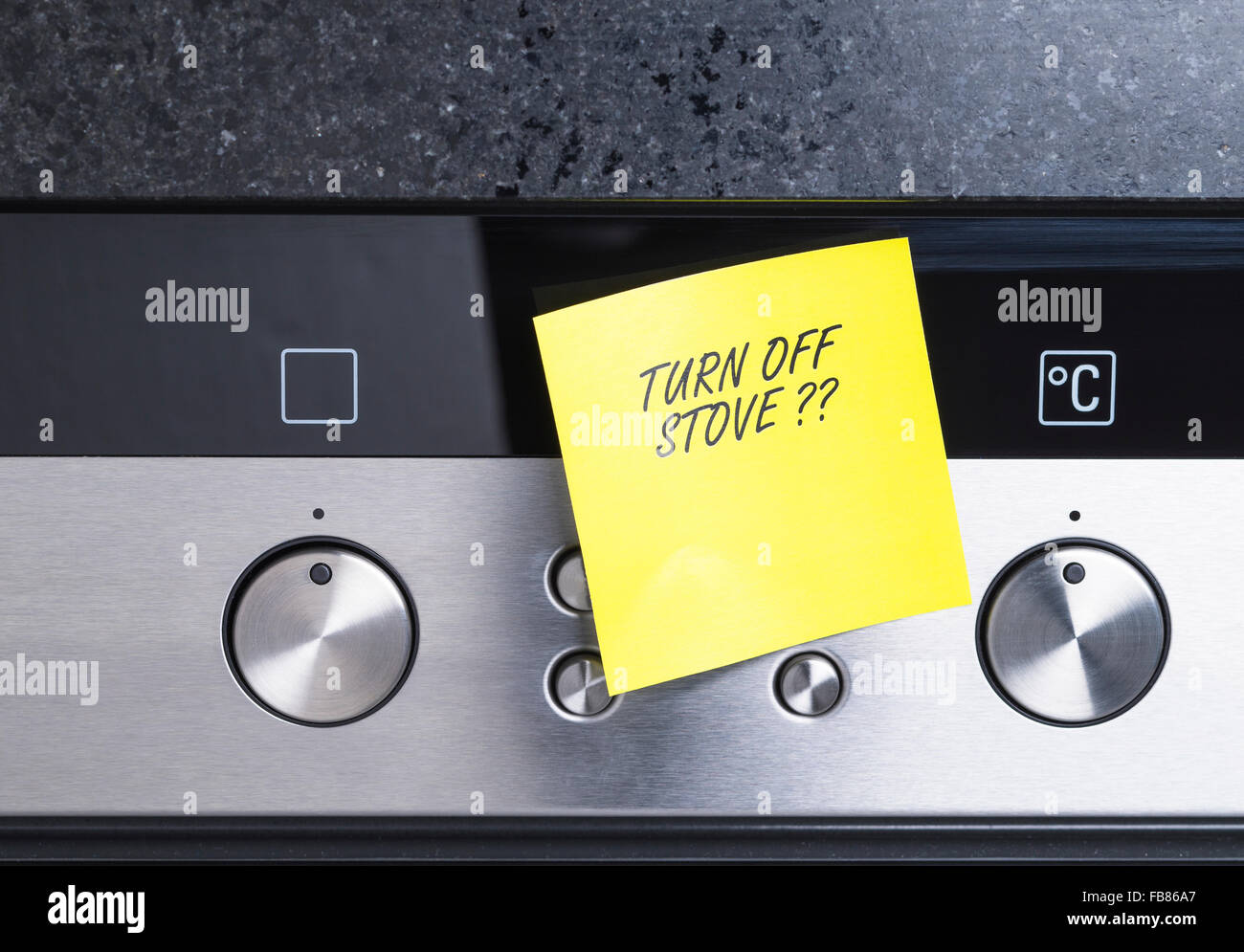 La imagen muestra una notificación en una cocina eléctrica Foto de stock