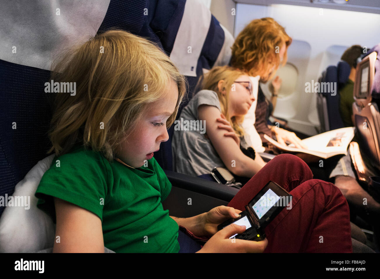 Suecia, Madre de viajar en avión con niños (6-7, 10-11) Foto de stock