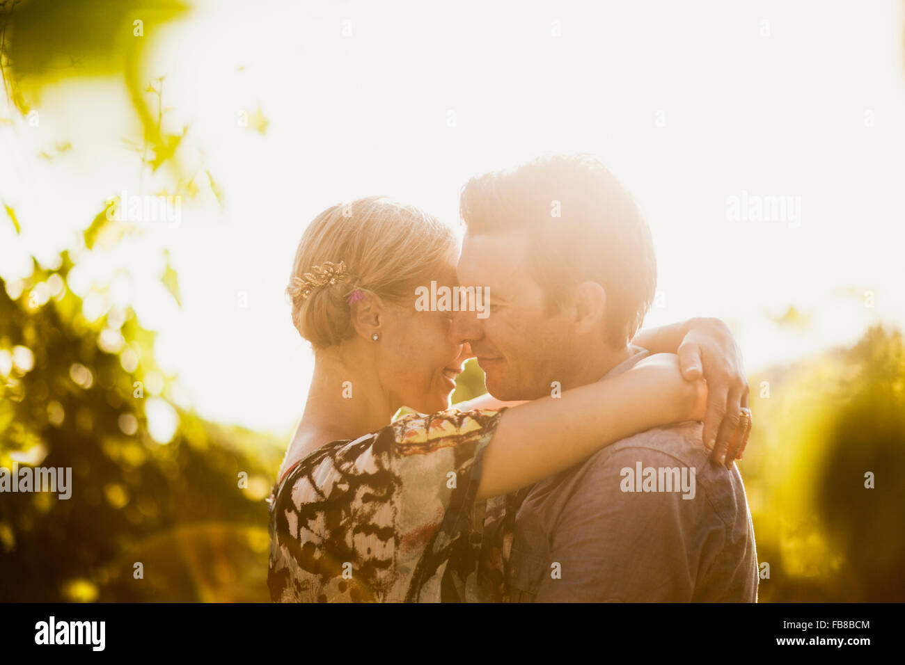 Italia, Toscana, retrato de pareja abrazando Foto de stock