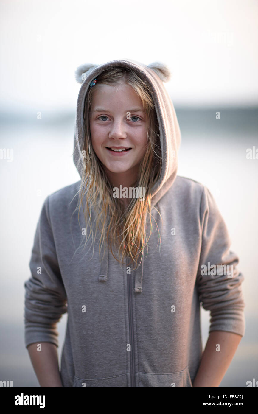 Suecia, Dalarna Siljan, Girl (12-13) vistiendo oso hoodie imprimir Foto de stock